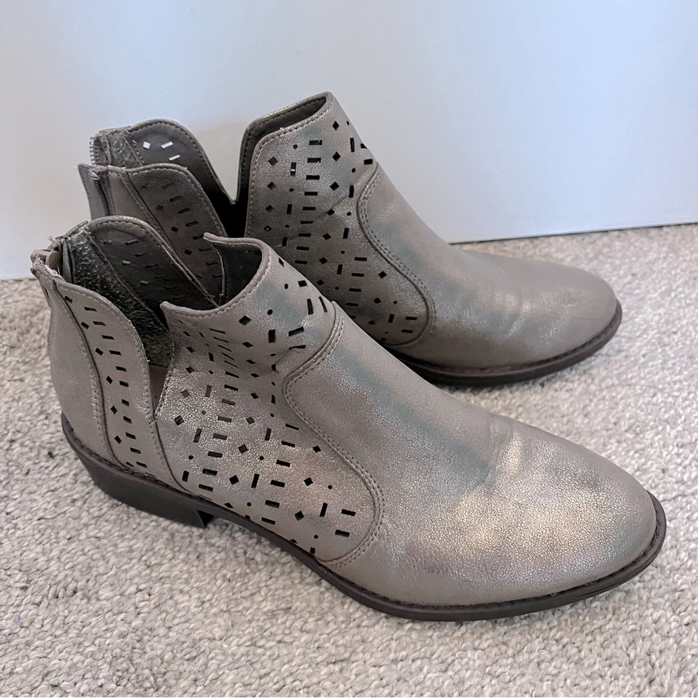 Euro Soft by Sofft cutout metallic booties